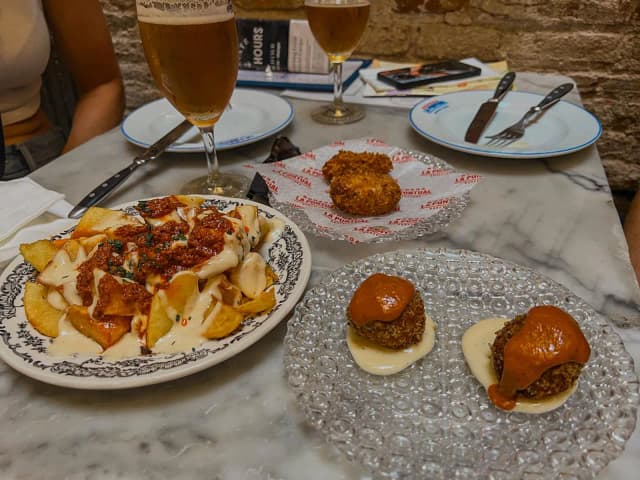 Gdzie zjeść w Barcelonie? Odkryj najlepsze restauracje i smaki Gdzie zjeść w Barcelonie? Odkryj najlepsze restauracje i smaki