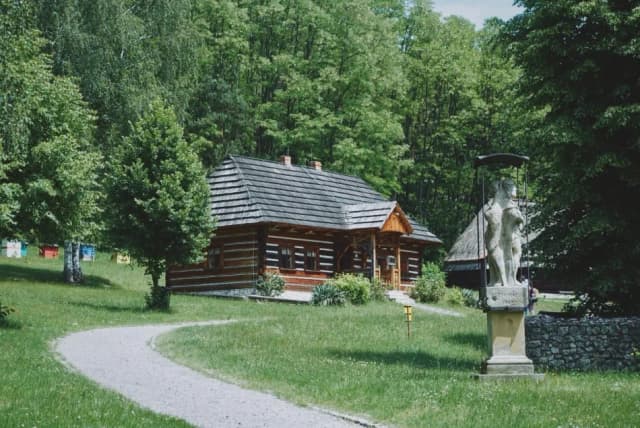 Skansen w Wygiełzowie: odkryj fascynującą historię i atrakcje Skansen w Wygiełzowie: odkryj fascynującą historię i atrakcje