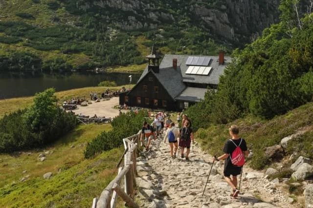 Ile kosztuje nocleg w schronisku? Ceny, zniżki i porady na sezon Ile kosztuje nocleg w schronisku? Ceny, zniżki i porady na sezon