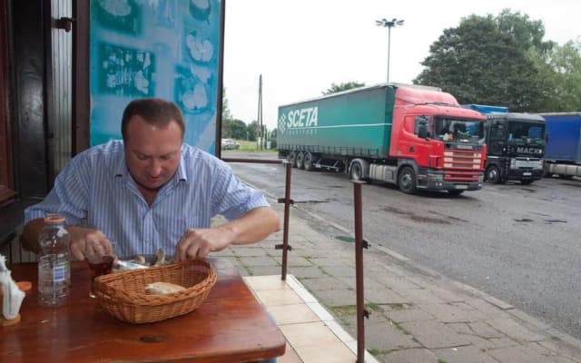 Gdzie zjeść na trasie S7? Najlepsze miejsca, które musisz znać Gdzie zjeść na trasie S7? Najlepsze miejsca, które musisz znać